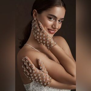 Short Pearl Gloves by Blossom Veils